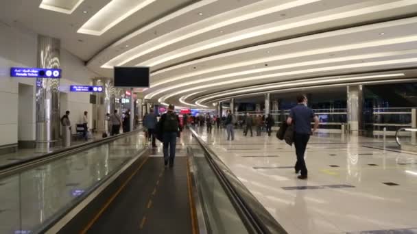 Mensen lopen over het verplaatsen van de traject - luchthaven travolator — Stockvideo