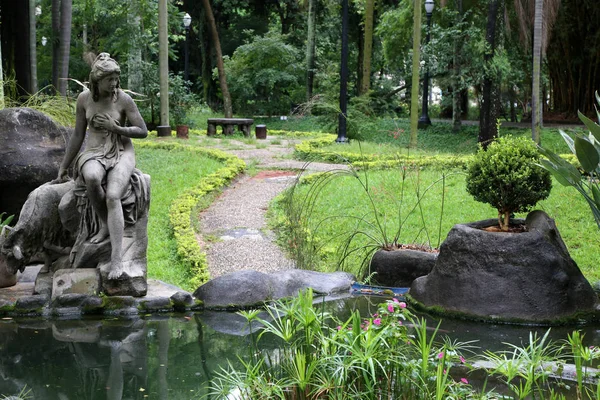 Mooie vijver met beeldhouwwerk in openbaar park — Stockfoto