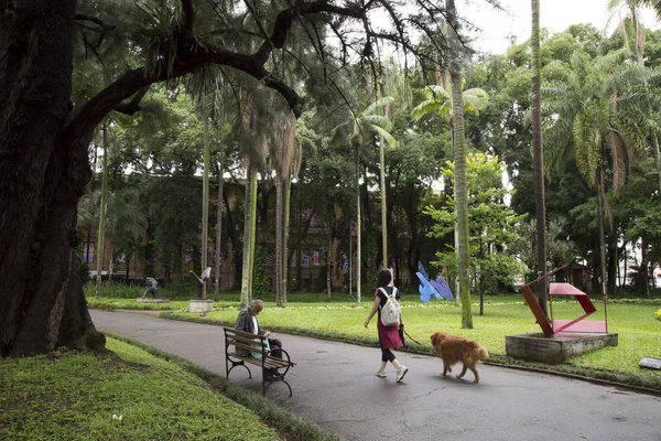 Människor har en vila i en offentlig park i Sao Paulo — Stockfoto