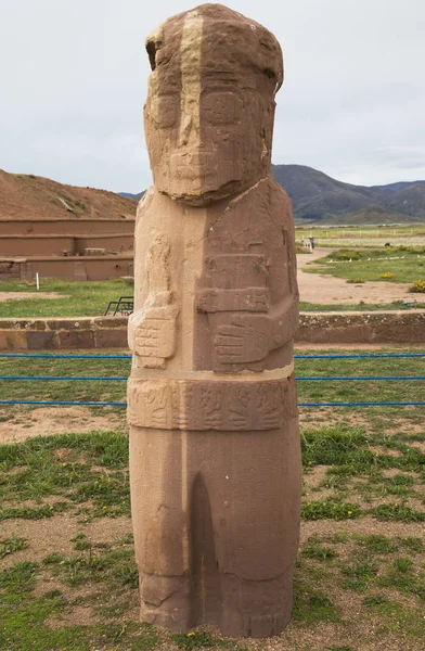 Ancienne statue en pierre d'un prêtre à Tiwanaku, Bolivie — Photo