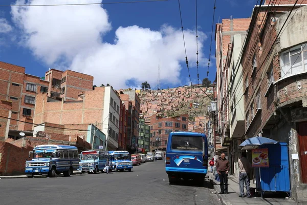 Panoramisch uitzicht van La Paz met mensen en vervoer — Stockfoto