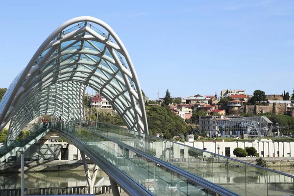 Pont moderne en verre de la Paix dans la vieille partie de Tbilissi — Photo