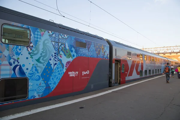 Ny dubbeldäckare tåg på Kazan tågstation, Moskva — Stockfoto