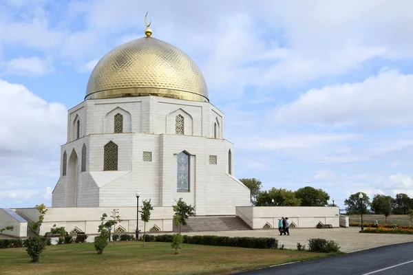 Böner går till moskén i Bolgar, Tatarstan, Ryssland — Stockfoto