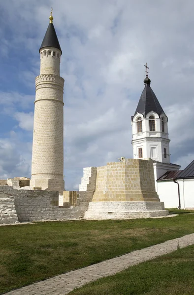 Минарет и Успенская церковь в Болгарских руинах, Россия — стоковое фото