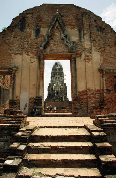 Turisták az ókori romok Ayutthaya Hindu templom — Stock Fotó