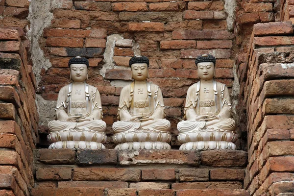 Três estátuas de Budas em Ayutthaya, na Tailândia — Fotografia de Stock