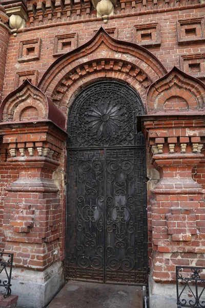 Gamla ryska-arkitektur - den kyrkliga dörren, Kazan — Stockfoto