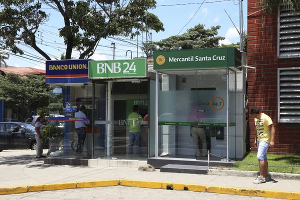 Gens au distributeur automatique de banques boliviennes en Santa Cruz, la Bolivie — Photo