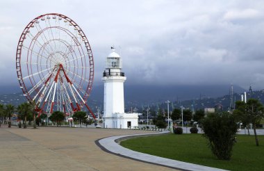 Dönme dolap ve Batum eski deniz feneri