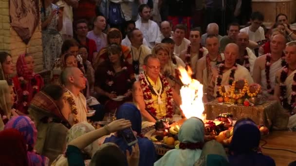 Hare Krishna mantra zingen tijdens de ceremonie — Stockvideo