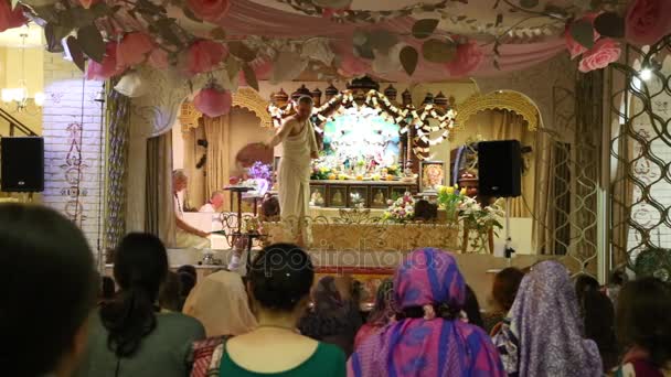 Харе Крішна послідовників співають мантри в храмі — стокове відео