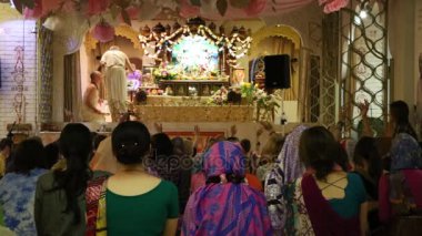Töreni Hare Krishna tapınağında yapma Rahip