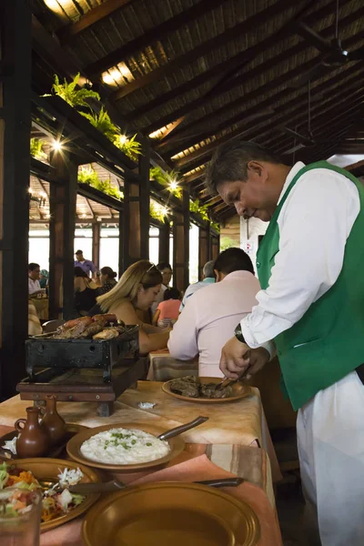 Servitören förbereder mat på en restaurang i Bolivia — Stockfoto