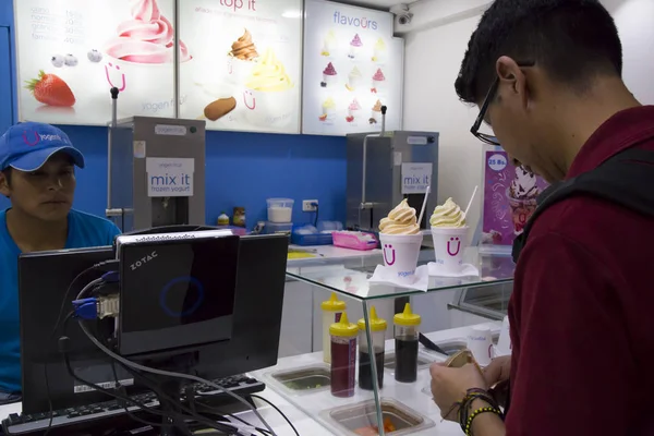 볼리비아에서 아이스크림과 패스트 푸드 카페에서 구매자 — 스톡 사진
