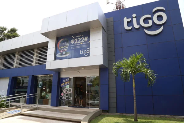 Escritório do operador móvel TIGO em Santa Cruz, Bolívia — Fotografia de Stock