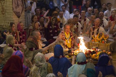 Hare Krishna takipçileri sunan bir tapınakta olun.