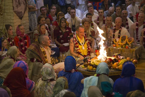 People pray at the ceremony in Hare Krishna Temple — Stock Photo, Image