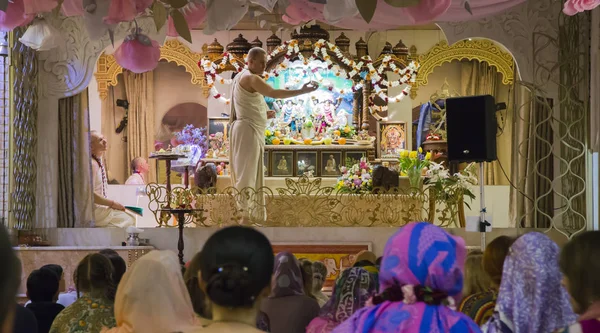 Utför rite vid ceremonin i Hare Krishna-templet — Stockfoto