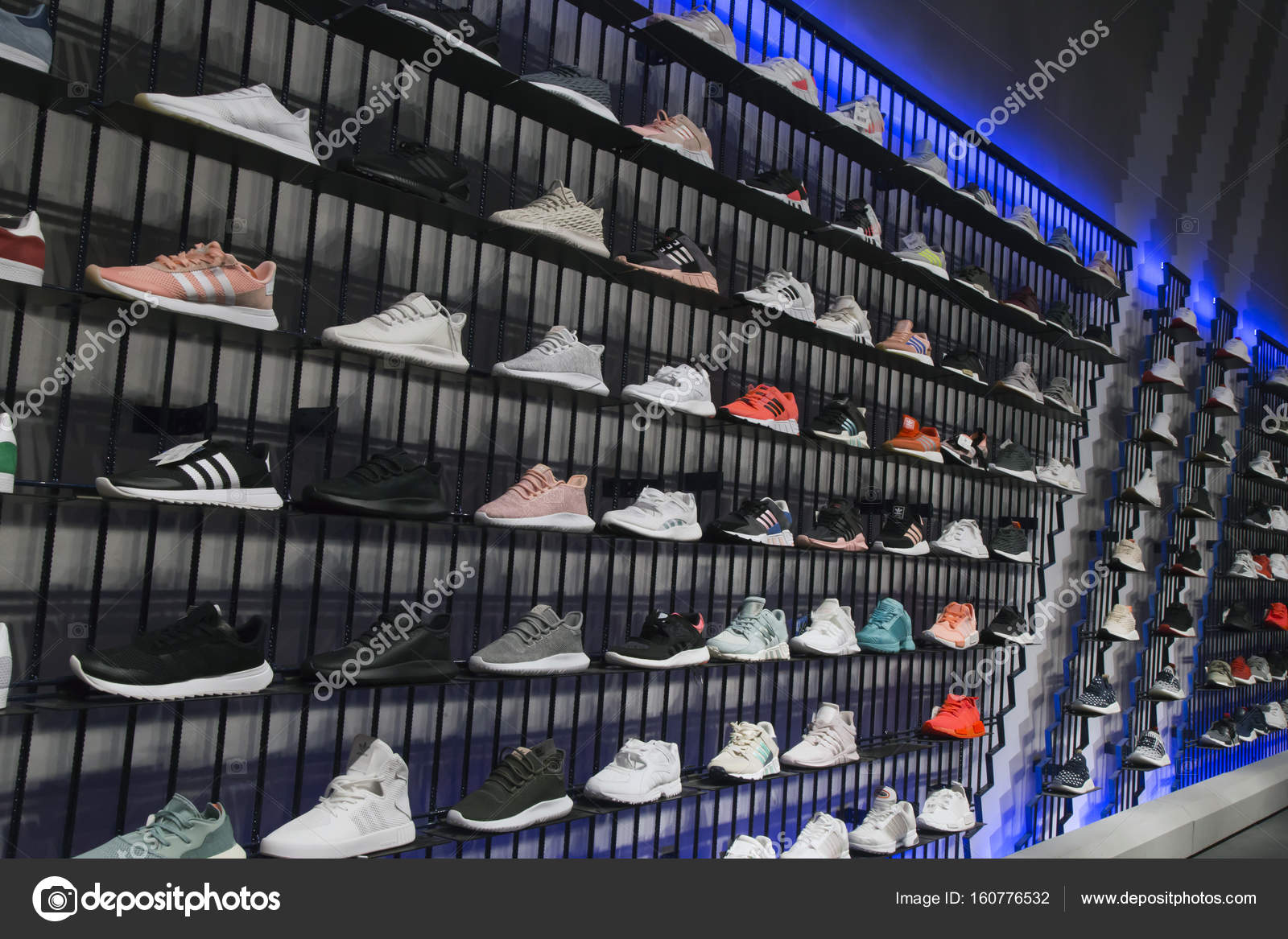 fax middag studie Russia Moscow May 2017 Interior Adidas Sports Retail Boutique Outlet –  Stock Editorial Photo © jjspring #160776532