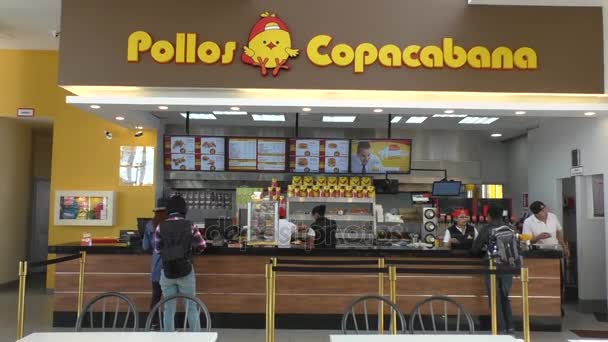 Folk köper mat i Pollos Copacabana snabbmatsrestaurang i La Paz — Stockvideo