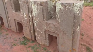 H blok Puma Punku, Tiwanaku antik kalıntıları