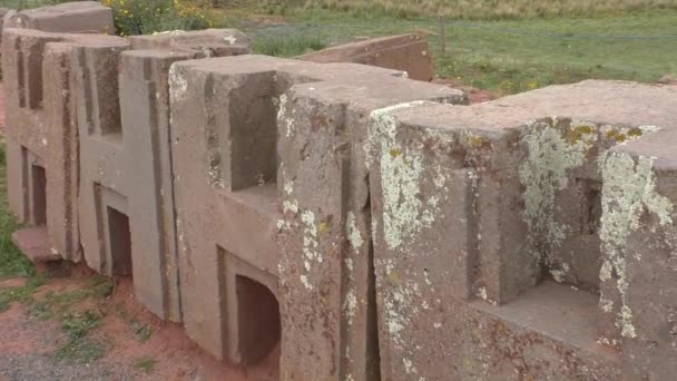 H Blöcke an der archäologischen Stätte Puma Punu, Tiwanaku — Stockvideo