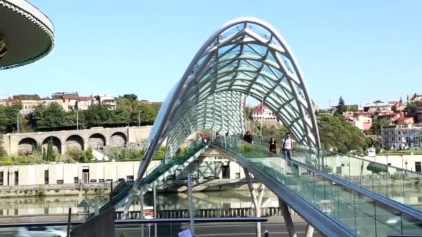 Nowoczesne szkła Bridge of Peace w starej części Tbilisi — Wideo stockowe