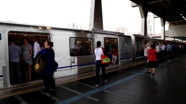 Multidão de pessoas em um metrô de São Paulo, Brasil — Vídeo de Stock