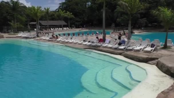 Pessoas em piscinas de Guembe Biocenter Resort na Bolívia — Vídeo de Stock