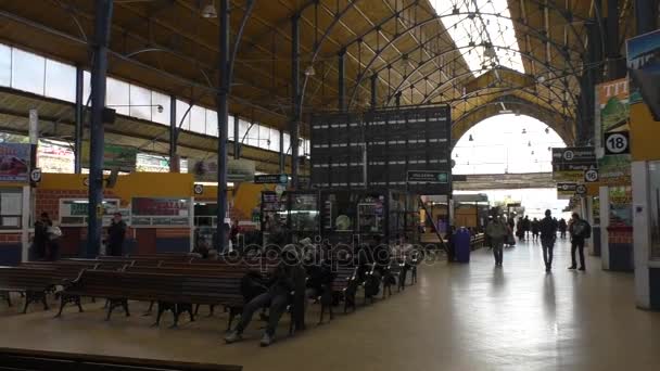 Mensen in de Terminal van La Paz centraal busstation — Stockvideo