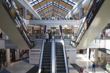 Rusya, Moskova, 14 Mayıs 2017 - insanlar üzerinde yürüyen merdiven büyük bir alışveriş merkezi, Moskova, Rusya