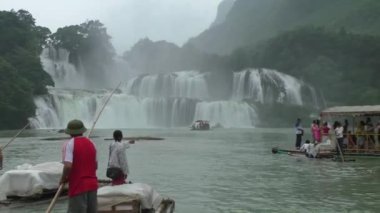 Vietnam, Cao Bang, 15 Ağustos 2014 - şaşırtıcı Ban Gioc veya Detian şelale sınır, Vietnam ve Çin arasında sallar