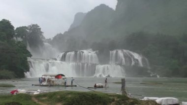 Vietnam, Cao Bang, 15 Ağustos 2014 - Ban Gioc veya Detian şelale Vietnam ve Çin arasındaki sınırda yakınındaki turist ile bambu Sal