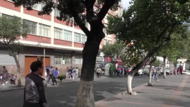 Bolivya, La Paz, 13 Şubat 2017 - La Paz Prado Street, Bolivya bir merkezi iş bölgesinde, yürüyüş insanlar