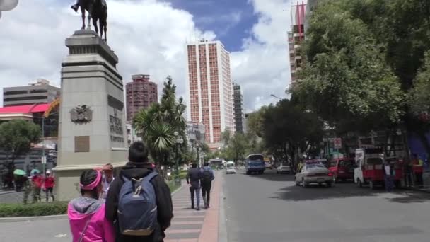 玻利维亚 拉巴斯 2017年2月13日 普拉多街大道和西蒙 玻利瓦尔在玻利维亚拉巴斯的纪念碑 — 图库视频影像