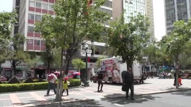 Bolívia Paz Fevereiro 2017 Pessoas Caminham Distrito Empresarial Paz Rua — Vídeo de Stock