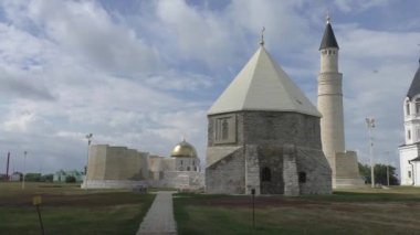 Bolgar Arkeolojik Anıtlar XIII yüzyıl. Minare ve Ortodoks Kilisesi ile Doğu Müslüman Türbesi. Tataristan, Rusya Federasyonu