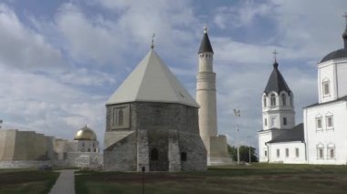 Hıristiyanlık ve Islam birlikte. Volga Nehri, Kazan, Tataristan, Rusya yakın arkeolojik bölgesi Doğu türbesi, büyük Minare karmaşık ve Assumtion Kilisesi Bolgar Antik şehri