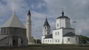 Bolgar Arkeolojik Anıtlar XIII yüzyıl. Minare ve Ortodoks Kilisesi ile Doğu Müslüman Türbesi. Tataristan, Rusya Federasyonu