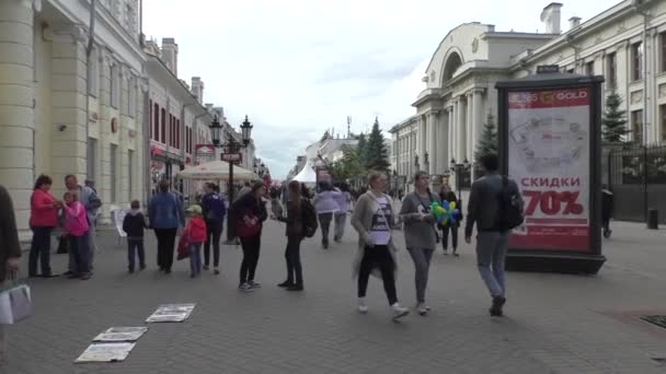 Rússia Kazan Agosto 2015 Pessoas Caminham Uma Rua Caminhada Bauman — Vídeo de Stock