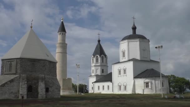 ボルガル遺跡で Xiii 世紀のモニュメント 東塔と正教会とイスラム教徒廟 タタールスタン共和国 ロシア — ストック動画