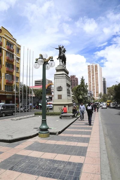 Bolivia Paz Февраля 2017 Тротуар Улице Prado Статуей Симона Боливара — стоковое фото