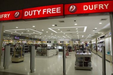 Bolivya, Santa Cruz De La Sierra, 19 Şubat 2017 - Santa Cruz De La Sierra, Bolivya Viru-Viru Uluslararası Havaalanı Duty free Shop iç
