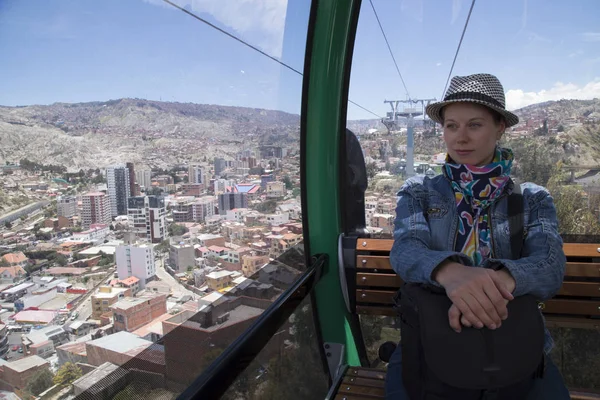 Jonge Vrouw Toerist Paz Teleferico Kabelbaan Bolivia — Stockfoto