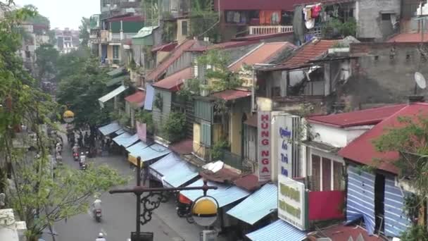 ベトナム ハノイ 2014 ハノイの古い部分でバイクと霧の街の朝の風景 — ストック動画