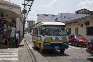 Bolivya, Santa Cruz De La Sierra, 19 Ocak 2017 - Santa Cruz De La Sierra, Bolivya'nın merkezi bir sokakta Vintage halk otobüsü