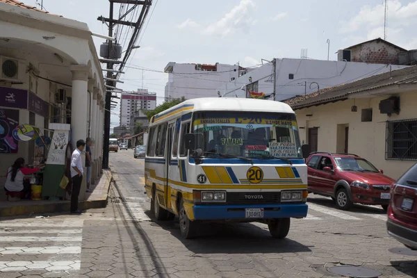 ボリビア サンタクルス シエラ 2017 ビンテージ サンタ クルス シエラ ボリビアの中央通りの公共バス — ストック写真