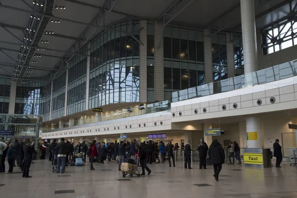 Russia Moscow April 2017 People Arrival Area Domodedovo International Airport — Stock Photo, Image