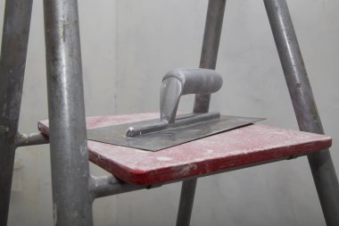 Bir daire tadilat sırasında merdiven beton duvarlar, macun uygulamak için float